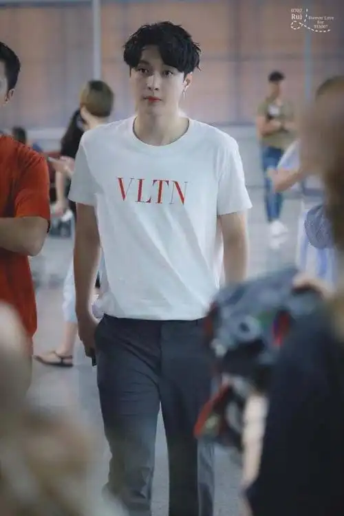 张艺兴白裤张艺兴穿白色t恤搭配阔腿裤现身机场皮肤白皙