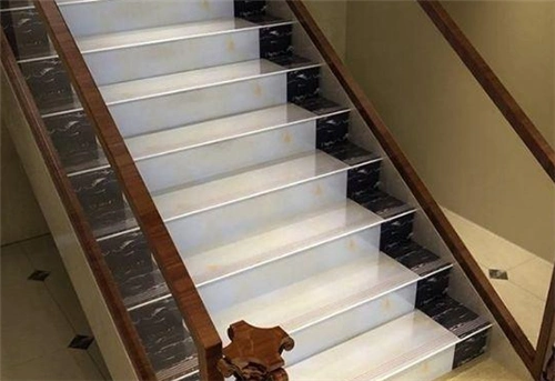 楼梯墙面贴瓷砖怎么贴