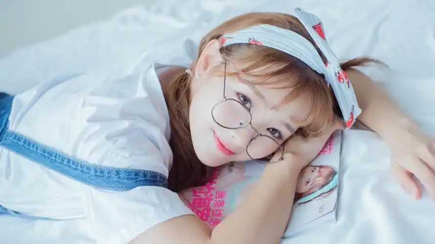 甜美可爱元气少女写真桌面壁纸