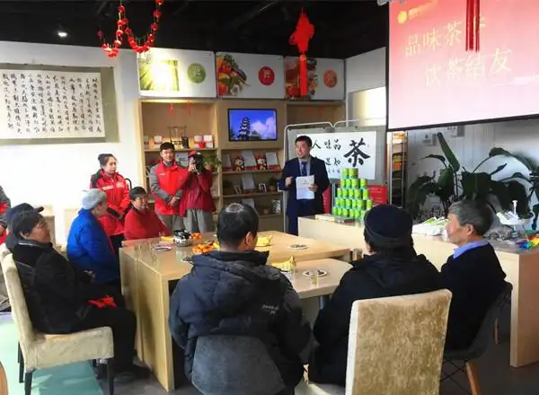 邻里欢聚谈茶文化,茶格外香