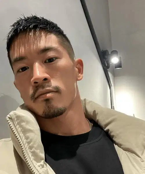 帅气的小胡子肌肉男_洽谈_健身_xnjsxy