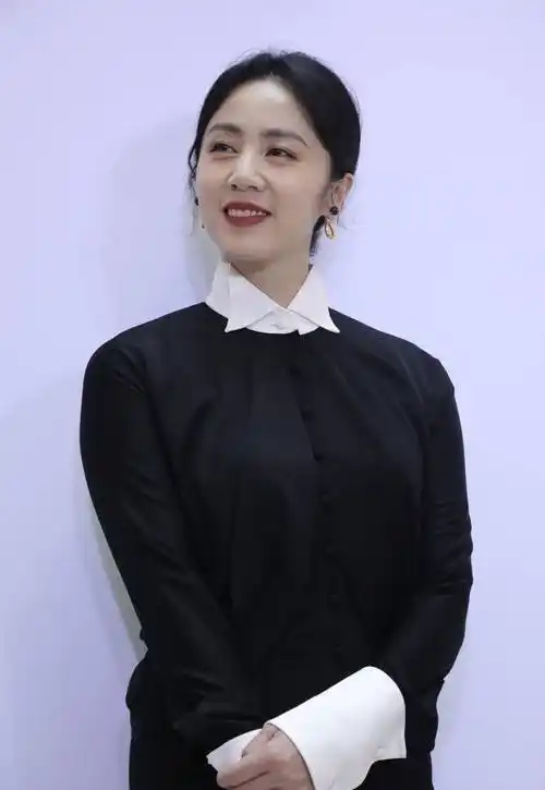 黄磊妻子孙莉发布健身照,小蛮腰腹肌抢镜,涂发际线粉遭网友调侃_剧中