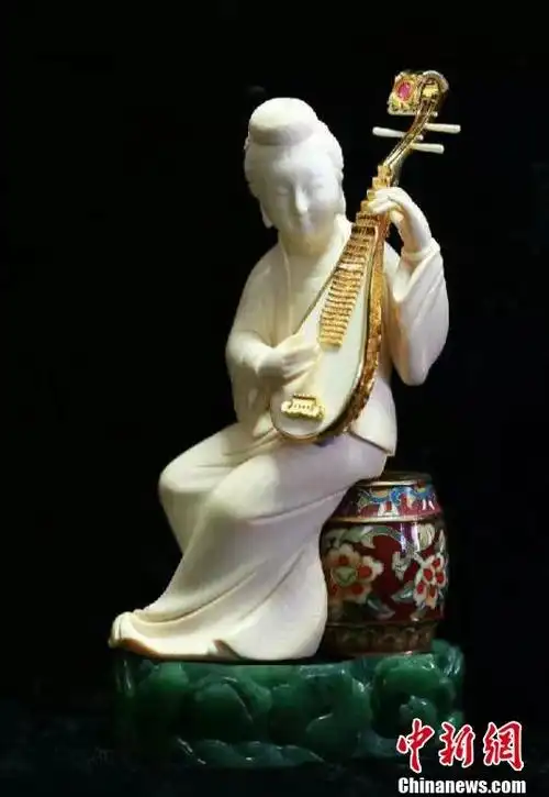 在一把长约12厘米做成的微型琵琶上完成雕刻,是潘启慧迄今最显其功力