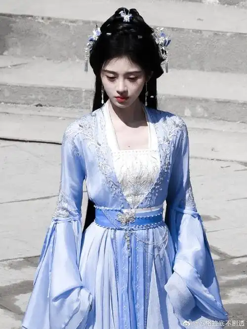 鞠婧祎在逃蓝精灵##鞠婧祎湖水蓝仙女裙##鞠婧祎姜黎非