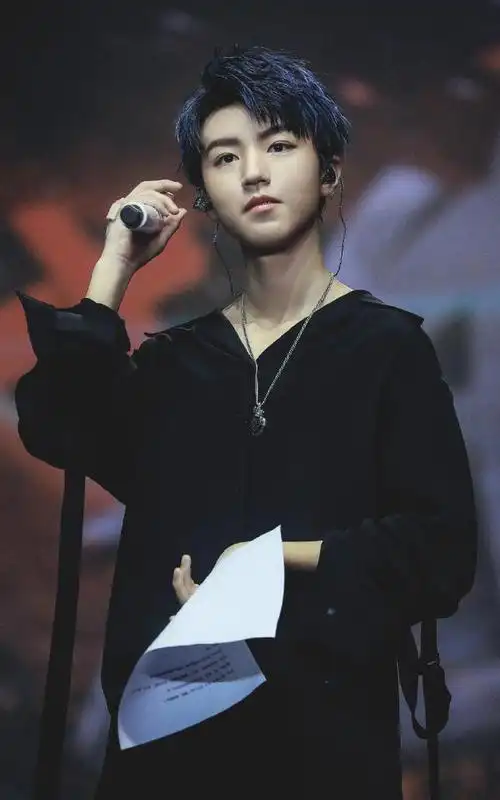 王俊凯帅气亮相皮肤白嫩笑容灿烂网友精致的像个娃娃