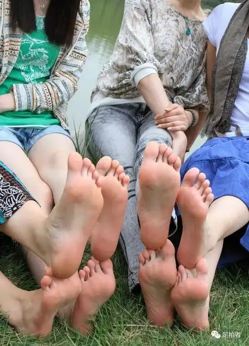 美女一起秀美足底比脚丫(39p)