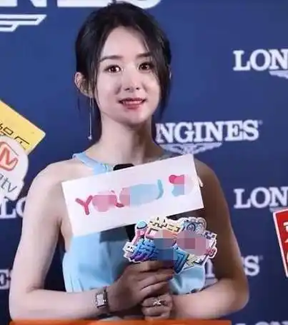 赵丽颖这次活动行程是公开的,为自己代言的手表品牌站台,周围挤满了