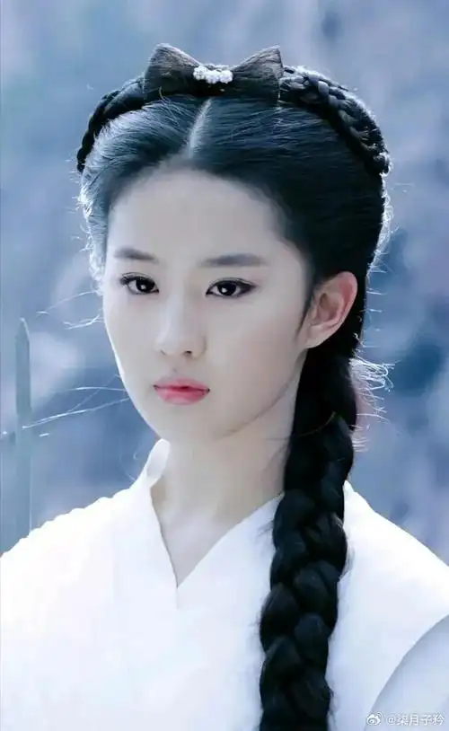 刘亦菲的颜值如诗如画,她的美不仅仅在于五官的精致,更在于气质的高雅