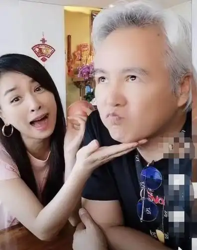 身家百亿张庭扬言"卖老公",林瑞阳满头白发,夫妻同框像爷孙