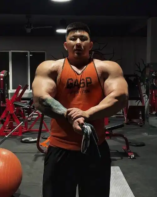 原创专业健美运动员满身肌肉大块头一看就是实力在线