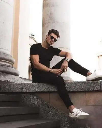 6,男生拍照姿势--边走边拍这个姿势看起来动感又富有吸引力,也比较