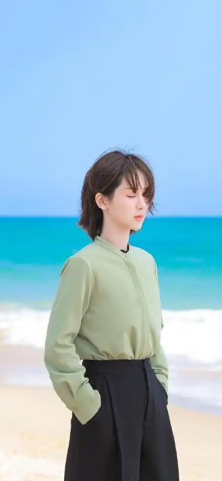 杨紫穿工装海边治愈系**图片