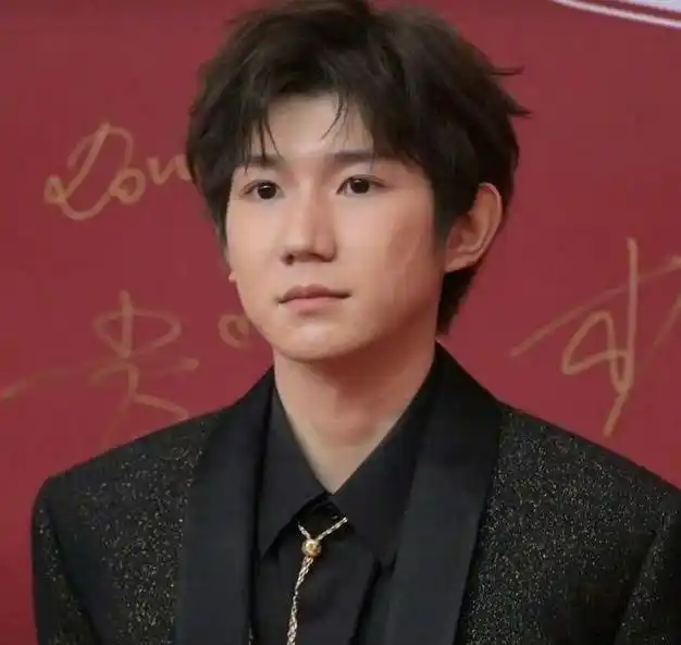 王源电影节红毯状态翻车浓妆掩盖不住痘坑不像22岁的人