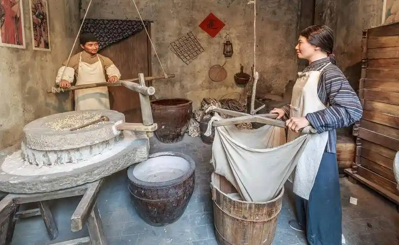 过去做豆腐,制作过程很复杂,首先要把黄豆用水洗净,放入清水中浸泡一