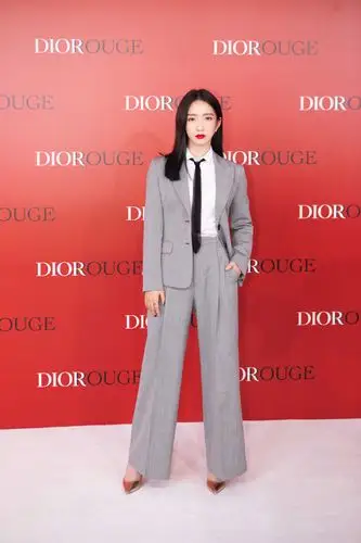 又被杨幂撩到了!穿"西装 皮裤"优雅高级,傲人身材更是吸睛