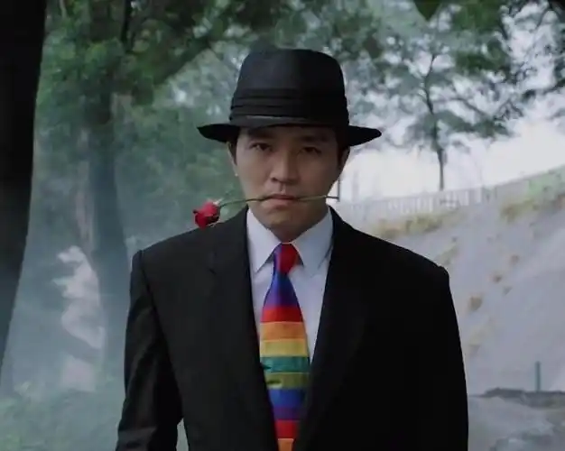 周星驰罕见出席红毯!穿西装满头白发帅气依旧,英姿飒爽不输当年