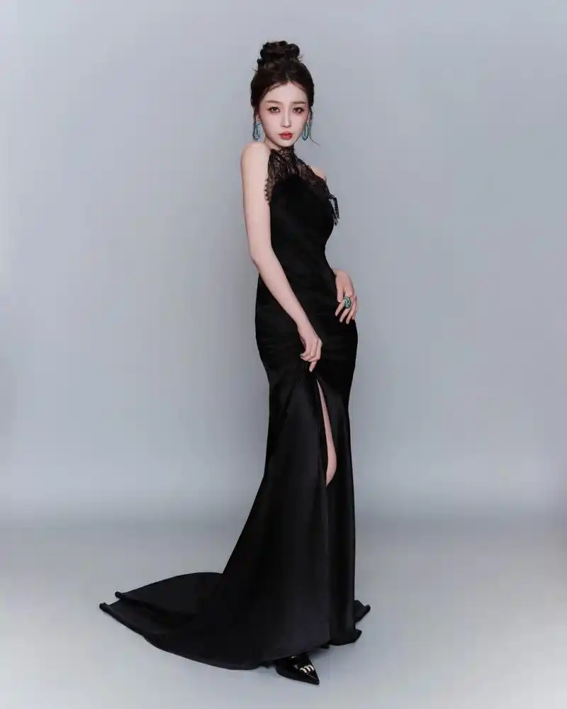 虞书欣:黑色露肩修身晚礼服,带一点蕾丝边,白色的则是大荷叶边袖子