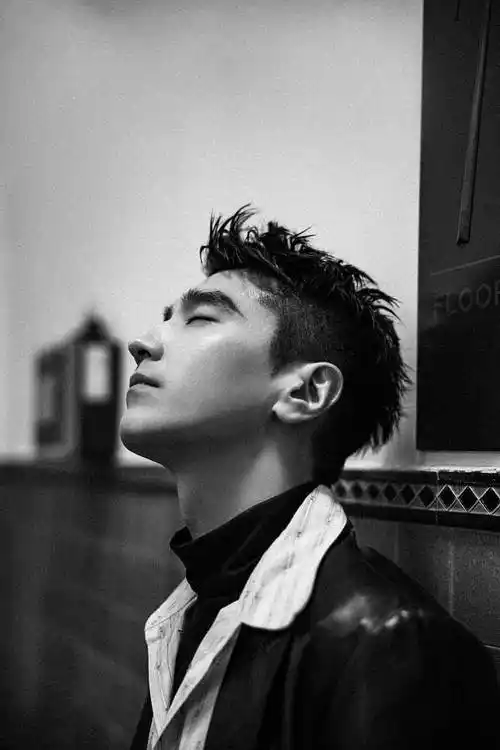 赵又廷复古光影大片电影感满满 黑衣帅气眼神超有戏