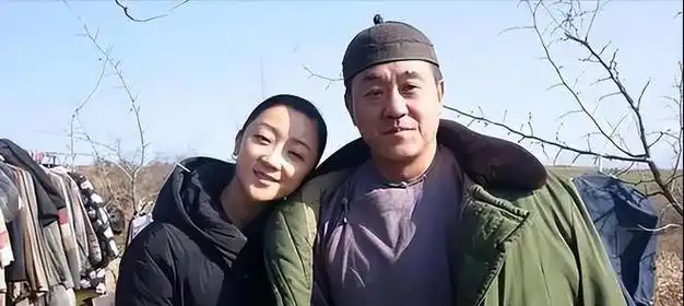 老戏骨何冰为何结婚几十年0绯闻看看妻子是谁就知道了