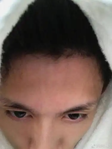 张一山洗澡后素颜搞怪自拍迷之角度也能驾驭睫毛真的太长了吧