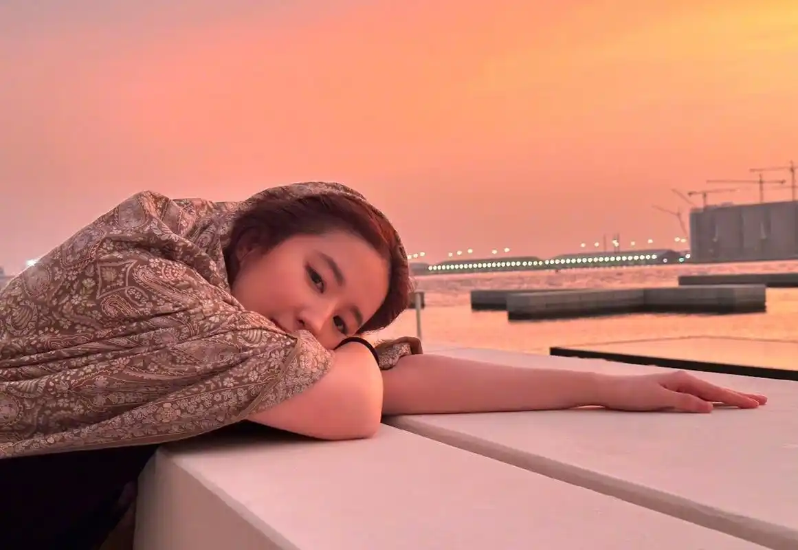 刘亦菲出国旅游照,生动演绎了什么叫披块花布都美得让人惊心动魄.