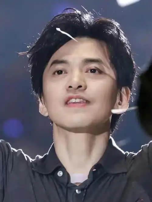 照片中的李健青涩而阳光,带着那个时代独有的朝气.