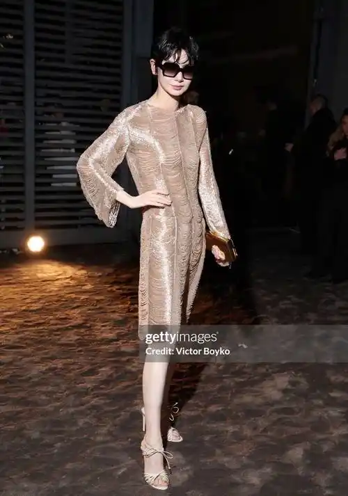 曾黎"水蛇腰",娜扎裸背诱人,但戚薇只惊艳了下半身_刘涛_造型_明星