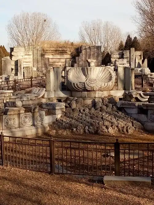 1860年圆明园遭英法联军焚毁,文物被掠夺约150万件,1900年八国联军