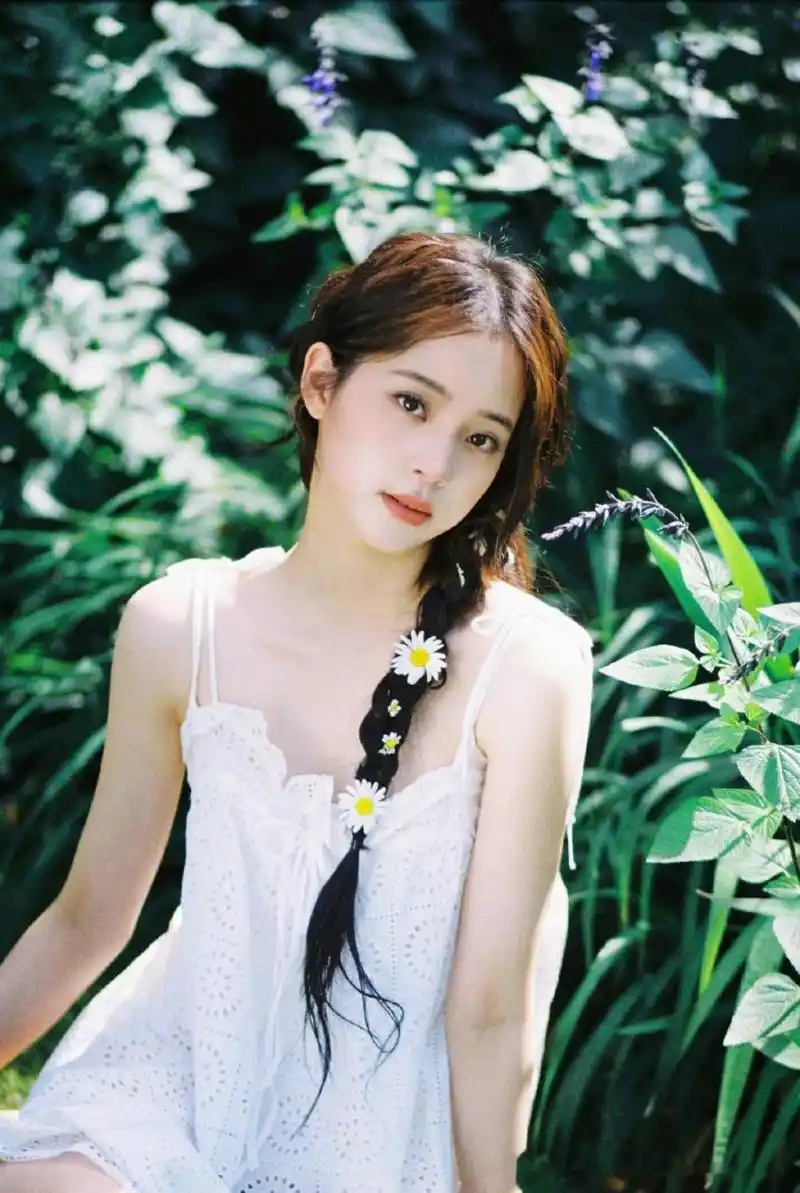 欧阳娜娜麻花辫造型随拍#  好美的花仙子!