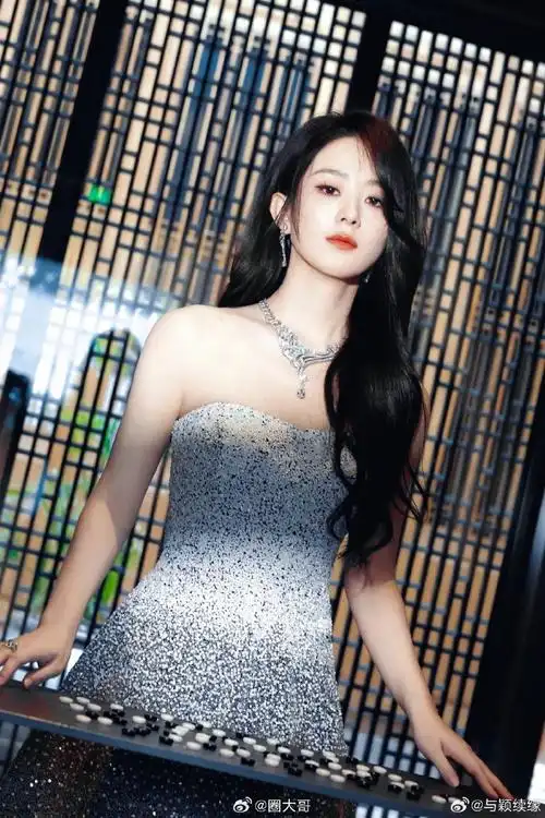 即使已经站在最闪耀的地方也不忘自己的初心,这次赵丽颖的4月行程终于