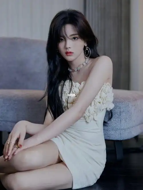 白色立体玫瑰花抹胸连衣裙,优雅灵动的超越妹妹~#杨超越