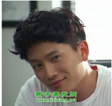 下面我们就一起来欣赏一下这五款特别适合男生的自然卷卷发发型吧