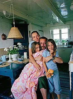 家庭,两个,女儿,搂抱,室内,家