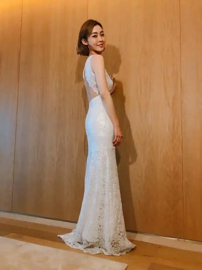 范玮琪露背长裙三亚酒店写真