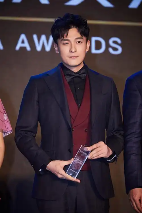 孙艺洲亮相feia年度盛典 喜获"年度风尚演员"