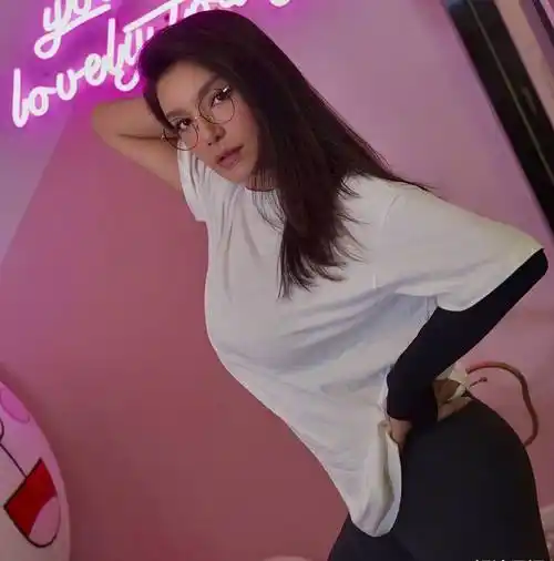 "坏天使"江映蓉晒出自拍照片,欧美式的身材真的很让人心动_审美_获得