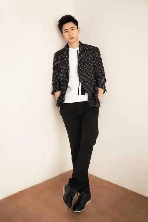 帅气,外搭一件黑色的斑点西服更是增添了几分魅力,全身上下洋溢着满满