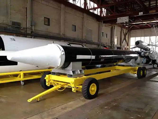 侏儒导弹由三级固体火箭加液体末助推级,mk2核弹头和有效载荷整流罩等