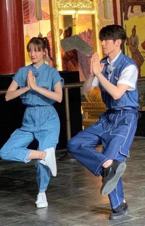 相差15厘米的身高,腰线竟然是一样高.