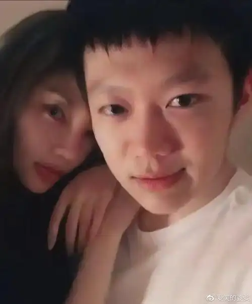 李小璐和蒲巴甲旅游回来因剧烈运动导致黄体酮破裂被紧急送医