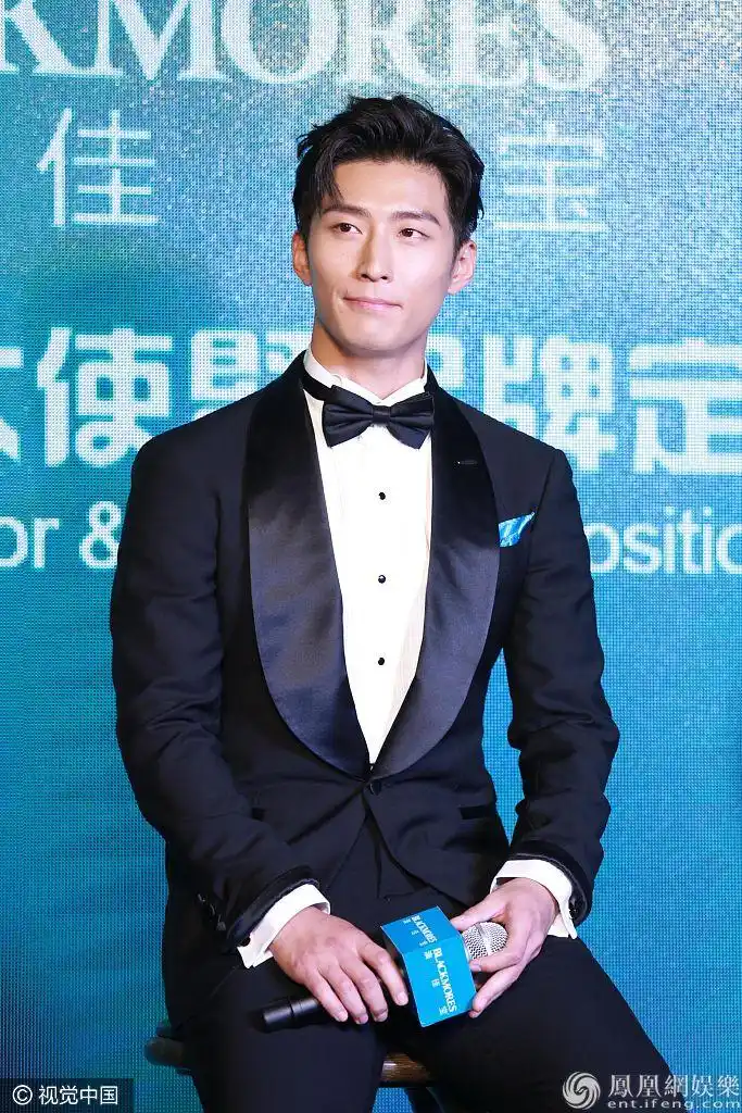 窦骁露招牌白牙笑容撩人绅士范儿坐姿不忘秀长腿