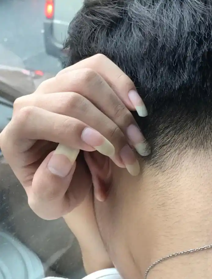 叛逆爱美15岁男孩爱留长指甲真正原因竟是