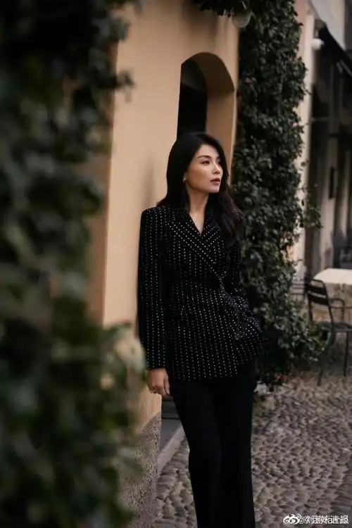 刘涛春日街景四宫格随拍##刘涛波点西装造型