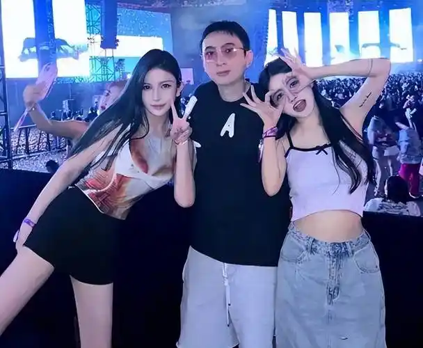 王思聪高铁站被偶遇,同新女友关系成迷,家中镜子成网红打卡点_小羽