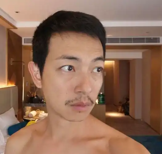 原创tvb著名爱国男星梁烈唯内地掘金升级做电影男主角毫无偶像包袱