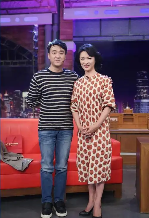 演员何冰为何结婚几十年0绯闻看看妻子是谁就知道了