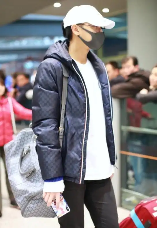 黄子韬白帽搭配口罩低调现身机场,包裹严实难掩好心情