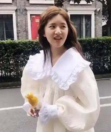 赵露思回成都工作宽松孕妇装能装下两个人走路姿势很豪放