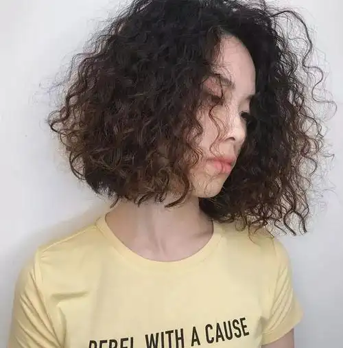 短发烫发爆小卷发型女人味十足