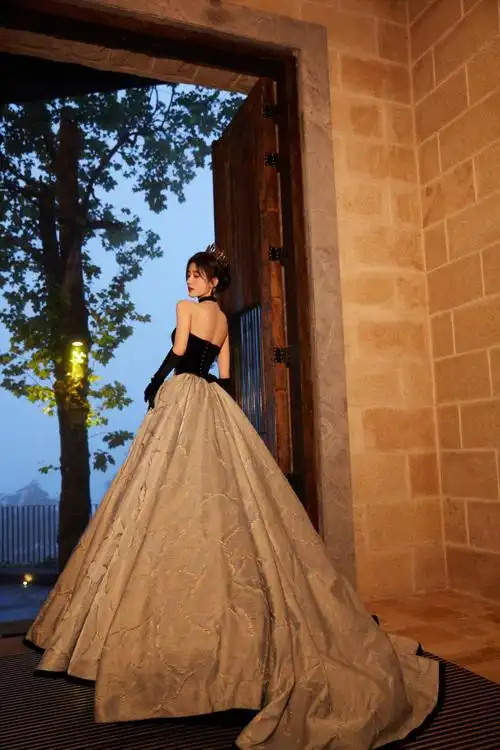 鞠婧祎着华服亮相生日会,黑天鹅公主裙高贵绝美,为自己加冕